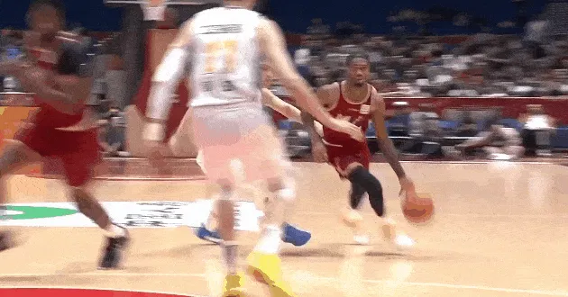 世界杯晋级规则-势大力沉！琼斯下顺起飞接球，在周琦头上完成双手空接暴扣